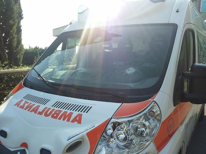 ambulanza danneggiata