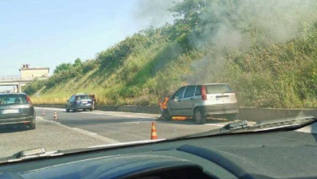 FLASH: INCIDENTE PONTINA, Un’auto In Fiamme In Direzione Roma ...